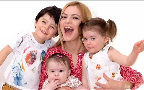 Cum se descurcă Lavinia Petrea, prezentatoare Pro TV, cu cei trei copii. Îi ia cu ea chiar și la coafor