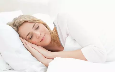 Suferi de insomnie? Cercetătorii îți recomandă să te învelești cu o plapumă foarte grea. Iată explicația