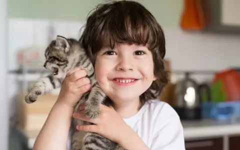Vrei să-i iei copilului tău un animal de companie? Oamenii de știință spun că beneficiile sunt mai mari decât dacă ar avea un frate sau o soră