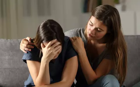 Copilul tău adolescent are o relație de prietenie toxică? Semne la care trebuie să fii atentă
