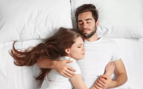 Felul în care dormiți arată cât sunteți de fericiți în cuplu! Oamenii de știință se referă la un detaliu surprinzător