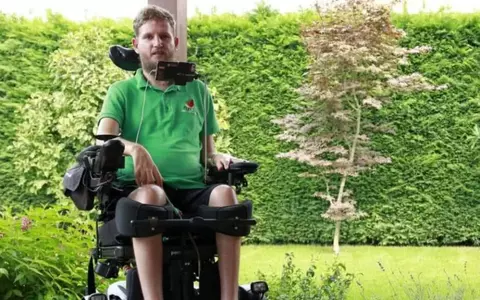 Cum se simte Mihai Neșu la aproape 10 ani de când este paralizat: "Scriu cu gura și sper să mă ajute Dumnezeu să beau cu cana plină!"