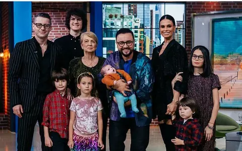 Anca Serea a rămas singură acasă cu șase copii. Adrian Sînă a plecat din țară
