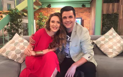 Ea este sora secretă a lui Cove! Mihaela e cântăreață și l-a cooptat în trupă și pe fratele ei celebru!