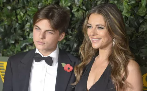 Fotografia care a stârnit controverse! Elizabeth Hurley și fiul ei de 17 ani seamănă ca două picături de apă! Băiatul și-a lăsat părul lung și s-a coafat la fel ca ea!