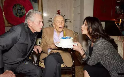 Kirk Douglas a împlinit 103 ani. A scăpat dintr-un accident de elicopter și dintr-un atac cerebral