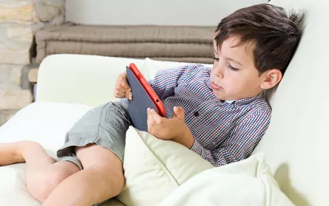 Nu lăsa copilul să se joace prea mult pe tabletă, are același efect precum cocaina!