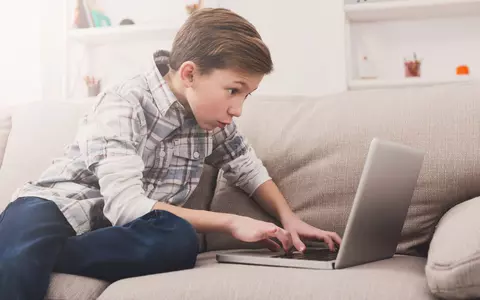 Nu-ți lăsa copilul prea mult la calculator! Specialiștii îți spun ce abilități trebuie să-și dezvolte în lumea reală