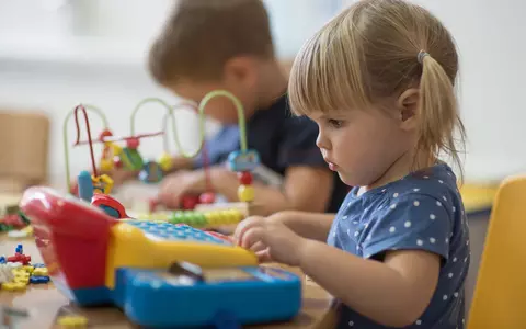 Copilul tău nu vrea la grădiniță? Sfaturi de la psihologi pentru o acomodare ușoară