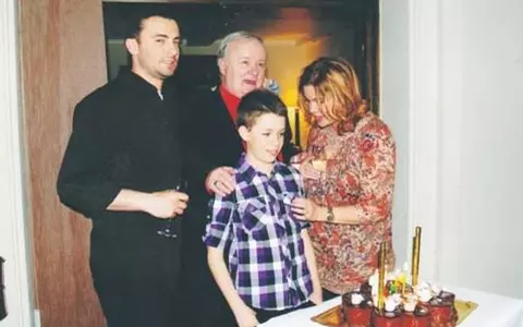 El este fratele cel mic al Cristinei Ţopescu! Sebastian are 21 de ani şi este student la două facultăţi