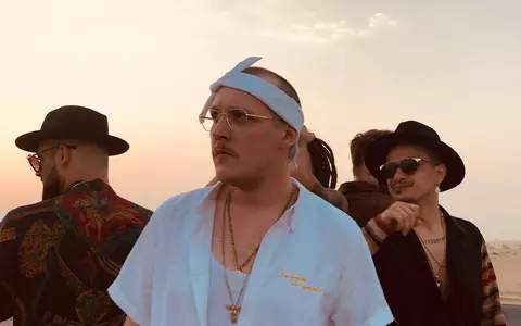 What' s Up are probleme de sănătate. Imaginea publicată de artist. „Bine ai venit, 2020!”