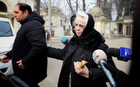 Prima imagine cu mama Cristinei Țopescu la căpătâiul fiicei sale. Rodica Țopescu, sfâșiată de durere. „Iubirea vieții mele, mămica”