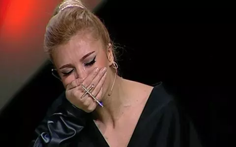 Dramele neștiute ale Lorei. Până la 37 de ani, cântăreața și-a pierdut cele mai dragi ființe – tatăl, mama, bunica... / De ce au murit părinții săi