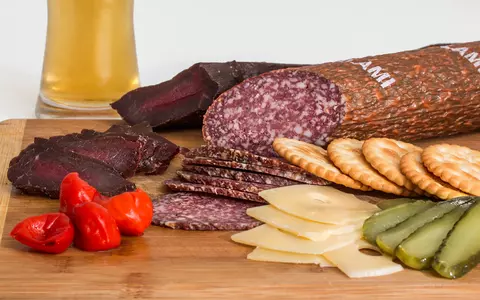 Alimentele procesate ne pot UCIDE. De ce sunt atât de periculoase ciocolata, sucurile carbogazoase, mezelurile sau chipsurile
