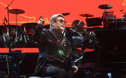 Elton John suferă de pneumonie. Artistul și-a pierdut vocea în mijlocul unui concert și a părăsit scena pe brațe: „Sunt dezamăgit, profund supărat...”