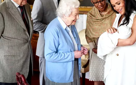 Motivul pentru care Regina Elizabeth a II-a le cere ducilor de Sussex, Harry şi Meghan, să revină în Marea Britanie, la o lună după Megxit!
