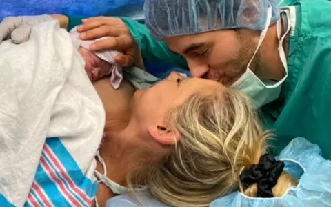 Anna Kournikova a născut. Enrique Iglesias este tată pentru a treia oară. Primele imagini cu fetița