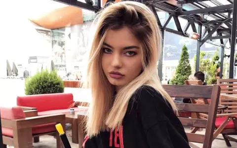 Fiica lui Cristian Boureanu își împarte viața între facultate și discotecă. Ioana pozează provocator la 19 ani