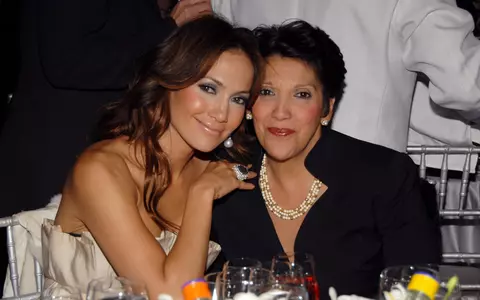 Wow! Cum arată mama lui Jennifer Lopez. Are 73 de ani, dar pare de 40!