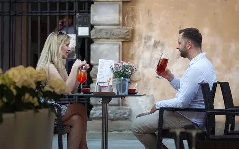 "Vorbeşte cu Angela": Proiect pentru prevenirea agresiunilor sexuale, în barurile din București