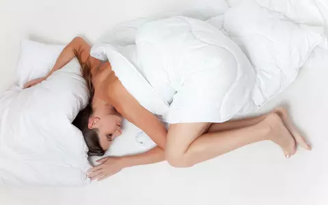 Dormitul pe burtă este cea mai nesănătoasă poziție de somn. Ce efecte secundare pot apărea!