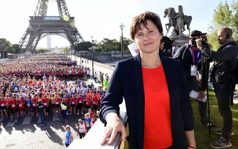 Povestea impresionantă a înotătoarei Roxana Mărăcineanu, ministrul Sportului, din Franța. A ajuns în Franța cu un vapor numit „Libertatea” și a dormit cu familia în mașină!
