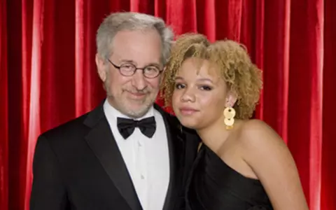 Fiica adoptivă a lui Steven Spielberg, dansatoare la bară și actriță de filme XXX. Ce dramă ascunde Mikaela