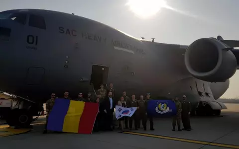 O aeronavă NATO a aterizat, pe Otopeni, cu 45 de tone de echipament medical din Coreea de Sud. Suma plătită de România pentru cele 100.000 de combinezoane de protecție