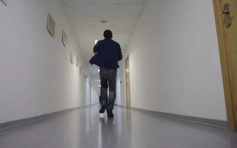 Bulgarul suspect de coronavirus, fugit dintr-un spital din Galați, a încercat din nou să scape. A spartul geamul și a fost prins când sărea gardul spitalului