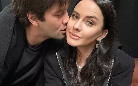 Adelina și Cristi Chivu, nevoiți să iasă din carantină pentru a merge la supermarket. Cei doi s-au echipat cu măști de protecție și mănuși împotriva coronavirus