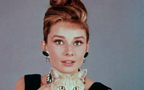 Boala neștiută a lui Audrey Hepburn. În adolescență a mâncat bulbi de lalele, de foame, și a rămas cu probleme pe viață