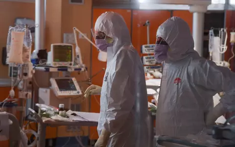 Medicii români explică evoluția simptomelor la bolnavii de COVID-19. Ce se întâmplă din prima zi până în ziua 17, când pacientul e vindecat