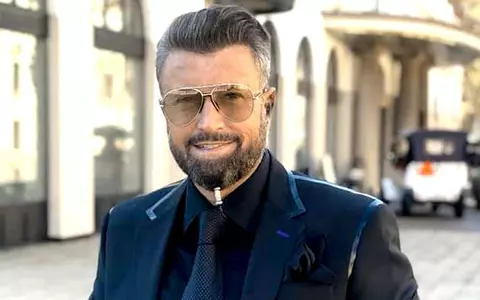 Pe timp de pandemie, medicii se vor îmbrăca de la Cătălin Botezatu! Designerul a semnat contract cu statul pentru măști și combinezoane cu cagulă!