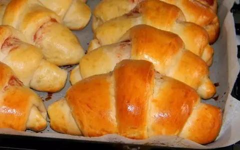 Cornuri pufoase umplute cu gem. Rețetă de post