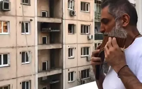 Damian Drăghici, gest impresionant! Artistul a ieșit în balcon și a cântat pentru vecini. "E datoria noastră să oferim hrană pentru suflet!"