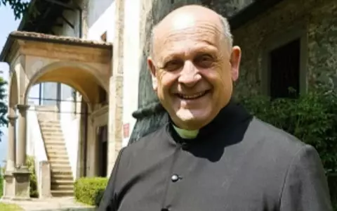 El este preotul italian care a preferat să moară pe patul de spital, de coronavirus, pentru a salva un tânăr. Giuseppe Berardelli, considerat un erou pentru gestul de a ceda aparatul său de ventilare