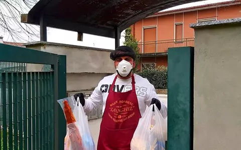 Români în Italia. Proprietarul unui magazin românesc din Lombardia face livrări la domiciliu pentru ca oamenii să rămână în case și să se protejeze: "Nu îmi este teamă că m-aș putea infecta"