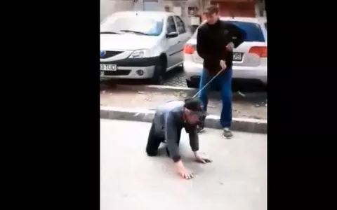Dacă nu ar fi de plâns, ar fi de râs! Un tânăr a fost filmat în timp ce plimbă un bărbat în lesă, pe o stradă din Bumbești-Jiu