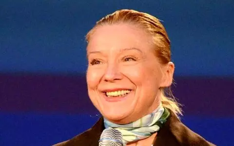 O mai ții minte pe Mihaela Mihai? Interpreta melodiei ”De-ai fi tu salcie la mal” arată foarte bine și la 72 de ani, iar fiica ei e frumusețe rară