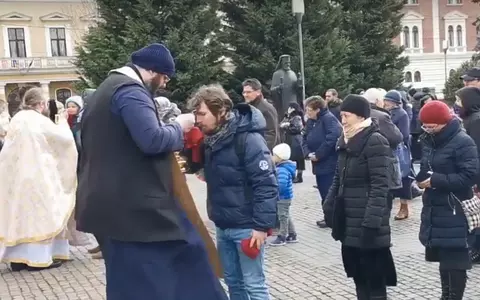 Un preot de la Catedrala Metropolitană Cluj a folosit aceeași linguriță pentru a împărtăși oamenii, în ciuda pandemiei de coronavirus: "Niciun credincios nu a venit cu lingura de acasă"