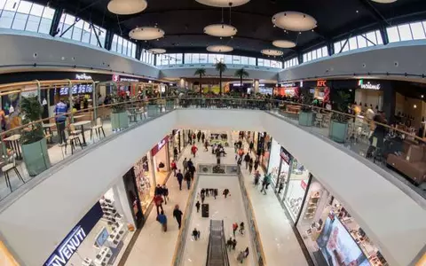 Magazinele din mall-uri suspendă contractele de închiriere şi contractele de muncă ale angajaţilor