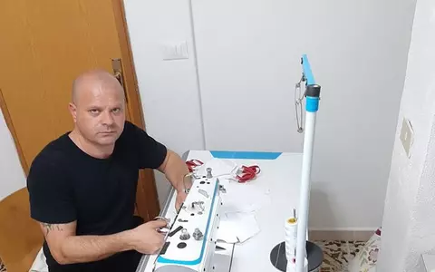 Români în Italia. Ștefan Gabriel coase măști și le oferă gratis oamenilor: "Unele le-am și decorat, erau pentru copii și am vrut să-i fac să zâmbească. Fac asta din suflet"