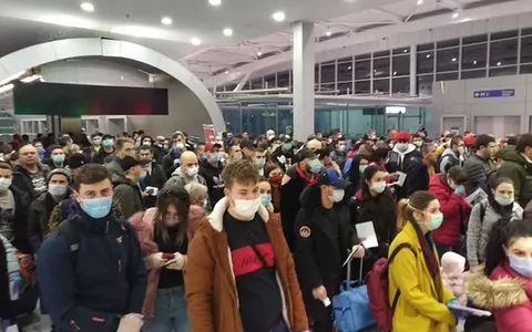 Fotografia care a scandalizat toată țara! Aeroportul Otopeni, plin-ochi, în plină pandemie de coronavirus! Oamenii s-au îmbulzit și s-au înghesuit la control pașapoarte
