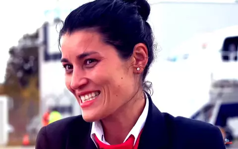 Cine este Aura Marcu, Golden Buzz "Românii au talent?" Stewardesa care a trăit în 11 centre de plasament l-a impresionat pe Florin Călinescu până la lacrimi!