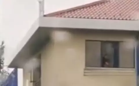 Scandal la un centru de carantină din Prahova. Un bărbat furios a aruncat cu bani și droguri pe geam, a amenințat un coleg cu un cuțit și a spus că se sinucide