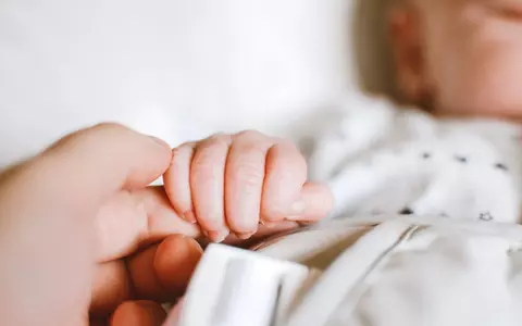 O mamă al cărei bebeluș are simptome de coronavirus își strigă durerea: "Toți fug de noi. Scade febra 20 de minute și apoi revine. Plânge încontinuu"