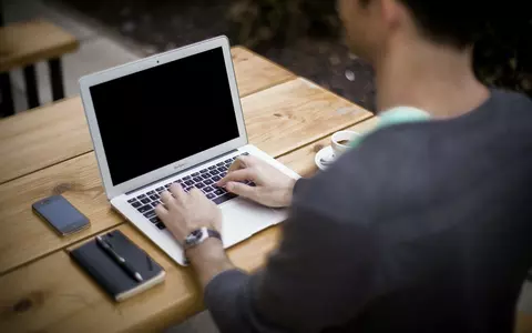 Companiile continuă să caute oameni – angajatorii din retail, financiar, sănătate și digital, cei mai activi în luna martie