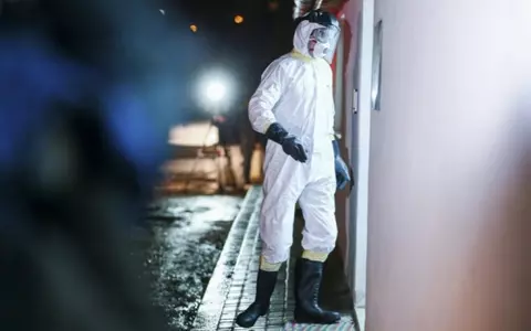 Un bărbat din Piata Neamț a ieșit din izolare ca să-și bată soacra. Apoi a încercat să fugă din carantină, dar și-a rupt piciorul sărind pe geam