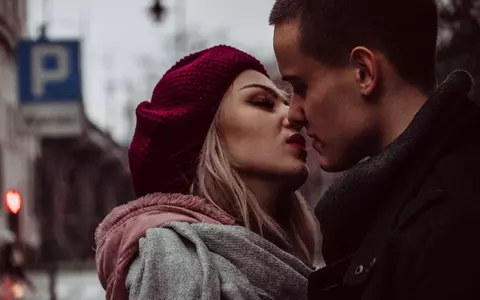 Se transmite coronavirusul prin sărut sau sex? Răspunsul experților: "Știm că noul COVID-19 se află în secrețiile respiratorii, dar..."