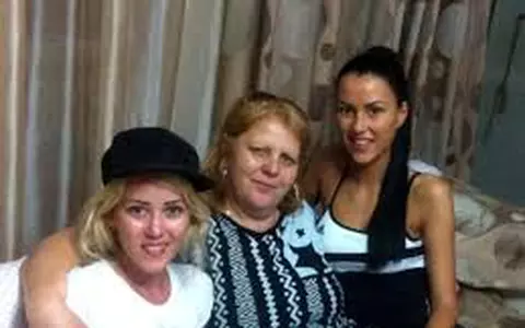 Mama Danielei Crudu refuză carantina! Abia a venit din Italia și în loc să stea în autoizolare, se plimbă prin parc cu cele două fiice